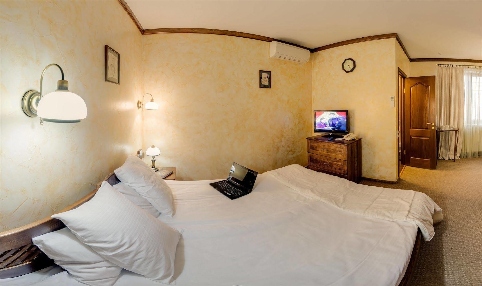 Pid Templem Hotel Ivano-Frankivs'k Luaran gambar