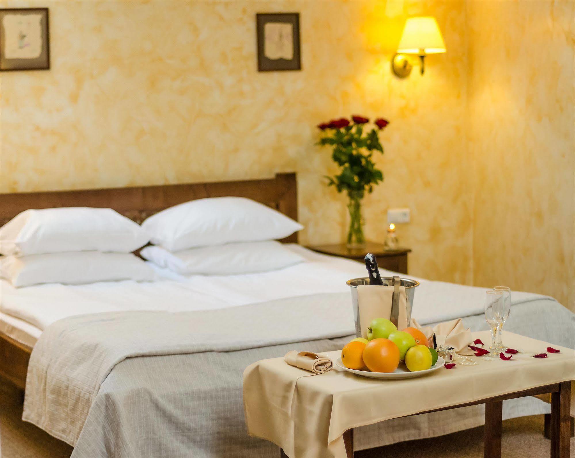Pid Templem Hotel Ivano-Frankivs'k Luaran gambar