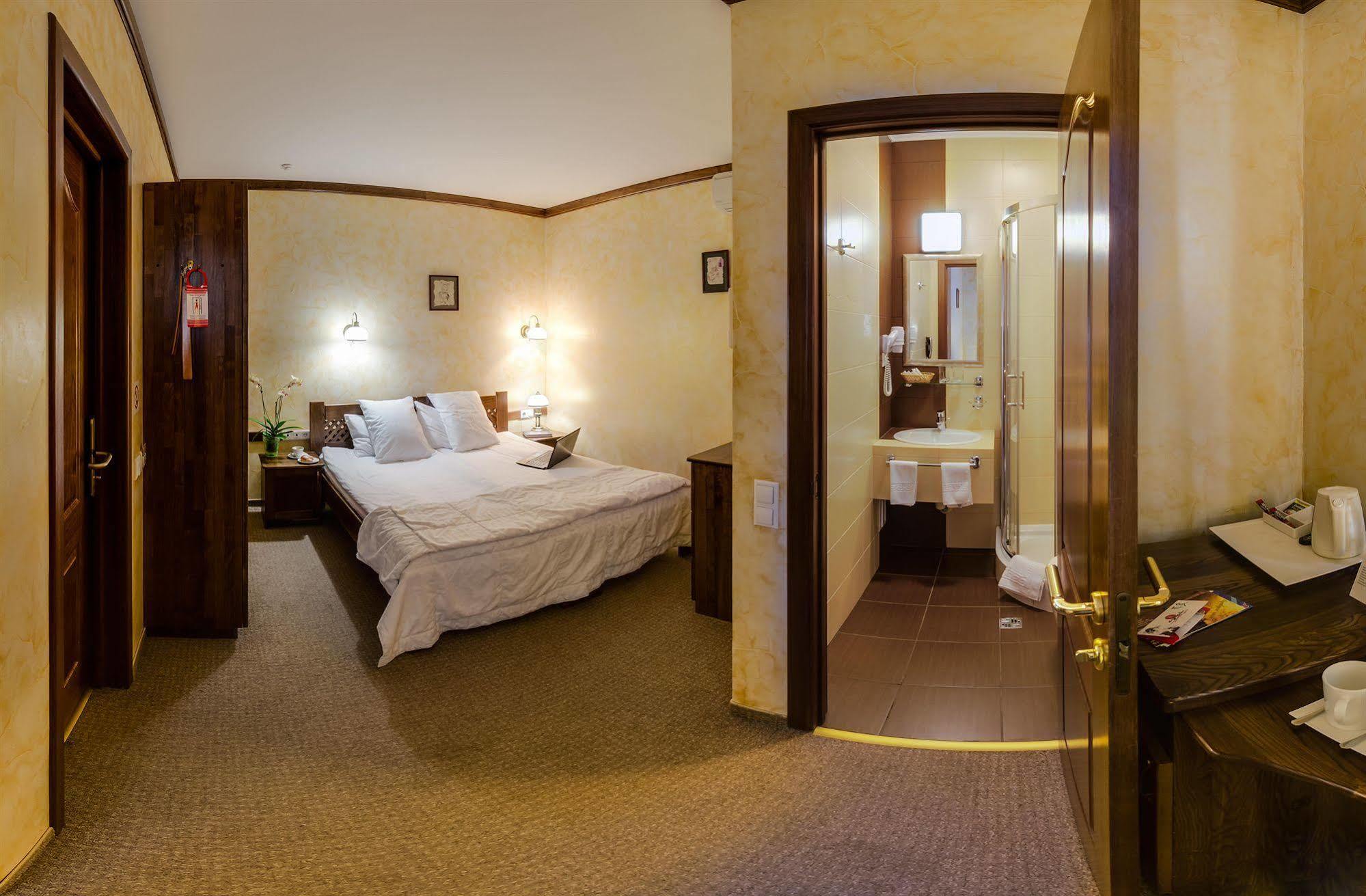 Pid Templem Hotel Ivano-Frankivs'k Luaran gambar